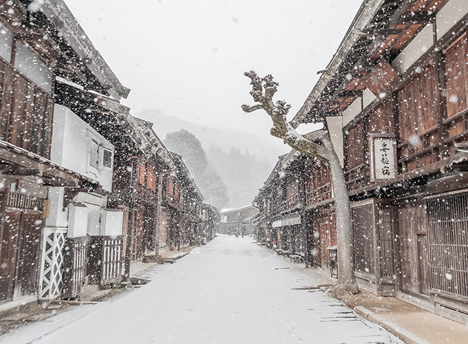 しんしんと降る雪と宿場の風情（妻籠宿）©川本 智