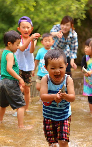 小さな子どもでも簡単に楽しめる魚つかみと竹竿の釣り堀フィッシング